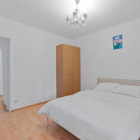 Unirii Large 2 Bedroom Апартаменти *